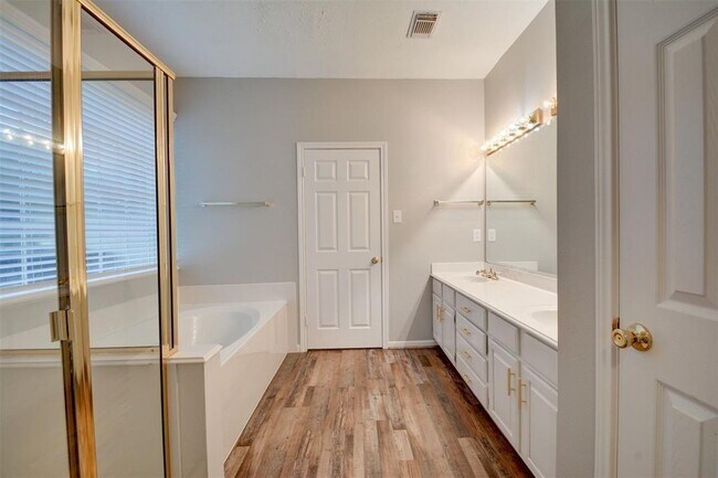 Building Photo - 539 W North Hill Dr