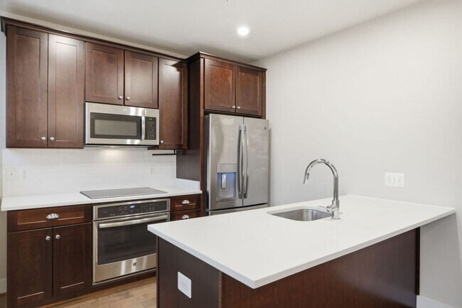 Building Photo - Georgia Row Townhome | 2 Bed | 2.5 Bath | 1,400 Sf | Juliet Balcony | 1 Assigned Parking Space