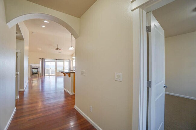 Building Photo - BEAUTIFUL VIEWS of MT. HOOD