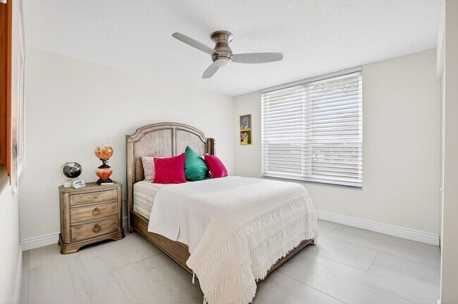 Building Photo - 7233 Promenade Dr