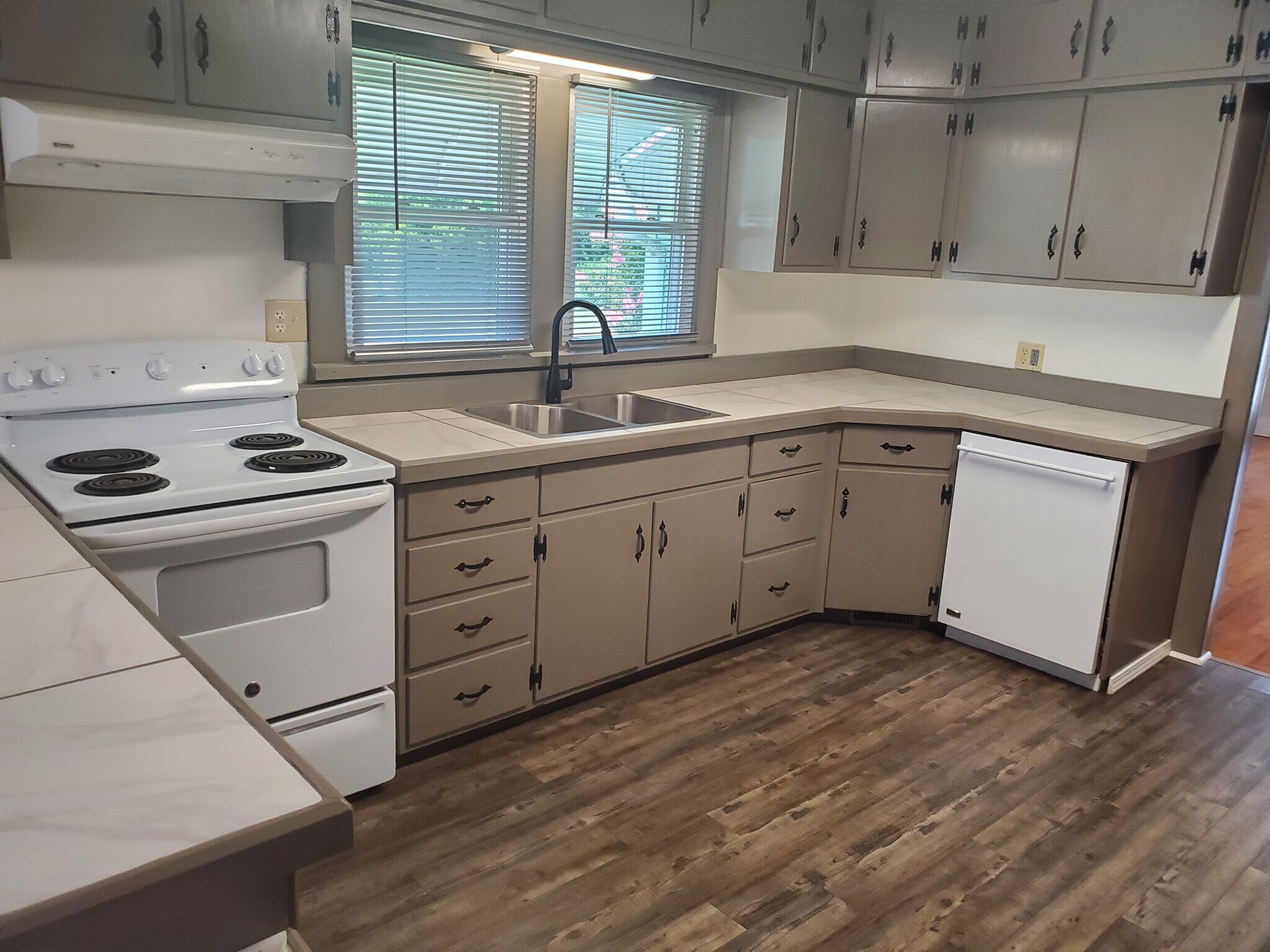 Dish washer, big sink, tile counter tops, all very clean. - 358 E Lincoln Rd