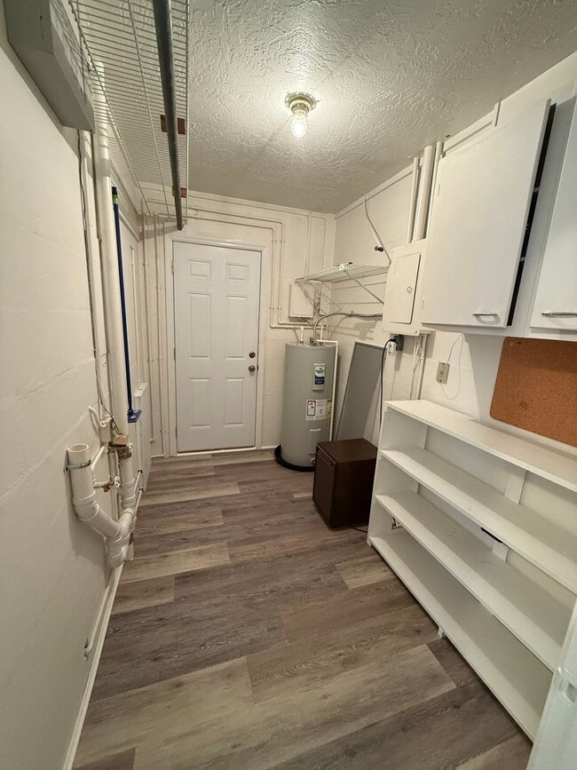 Building Photo - Two Bedroom Charmer