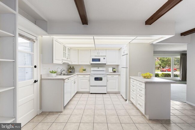 Building Photo - 8005 Woodholme Cir