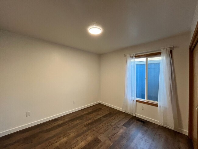 Building Photo - Amazing 3 Bd 2 Bath home in Historic Gladstone! Attached garage and Private yard! Easy access to ...