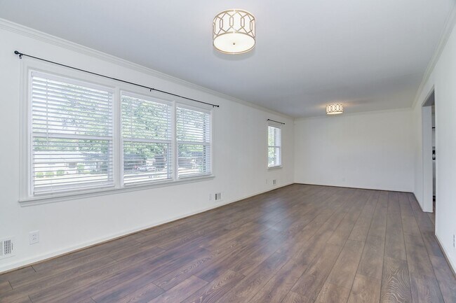 Building Photo - Southern Charm Brick Ranch Home