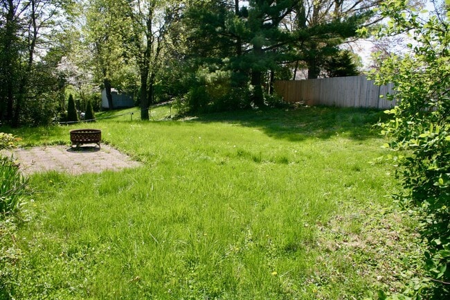 Building Photo - Lansdowne home with easy access to Nicholasville Rd  260602
