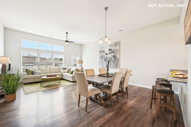 Building Photo - 933 Persimmon Ln