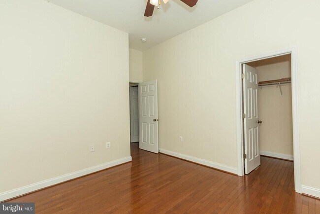 Building Photo - 15 Flag Ct