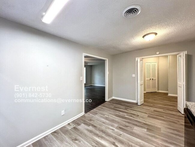 Building Photo - 3210 Briarwood Dr