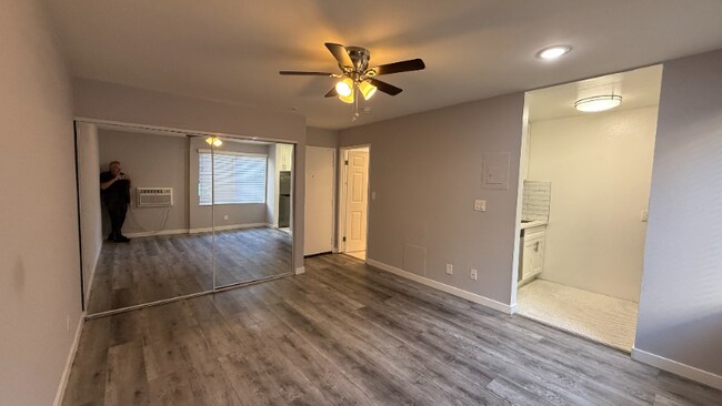 Building Photo - 7044 Hawthorn Ave