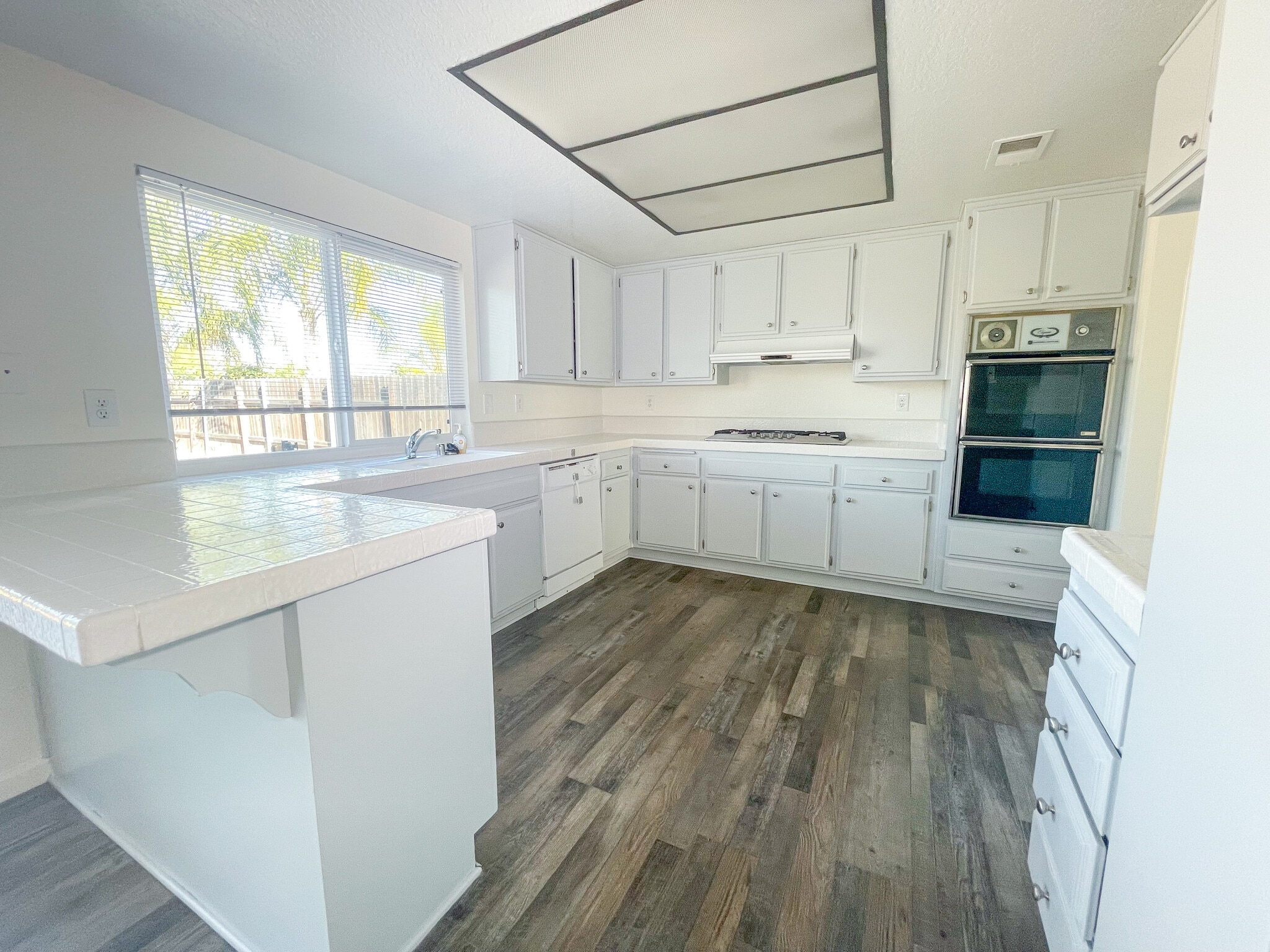 Spacious kitchen - 25770 Mariposa St