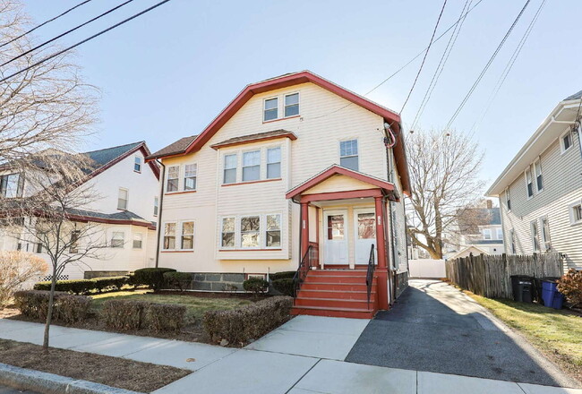 Building Photo - Stunning, Renovated, Spacious 2 Bed / 1 Bath in North Quincy