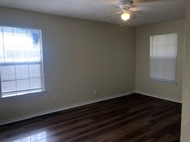 Building Photo - Updated 3 Bed, 1.5 Bath Duplex & fenced in...