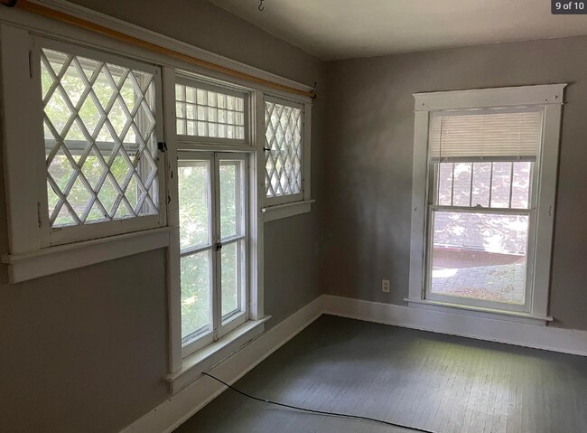Building Photo - 4 Bed 1.5 Bath Home East Campus