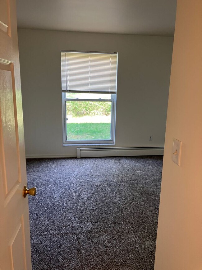 Building Photo - Convenient & Newly Updated 1-Bedroom Apart...