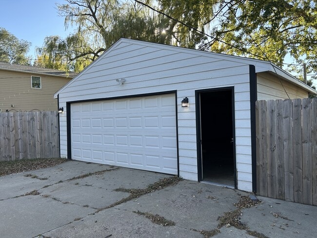 Building Photo - 815 N Mable Ave