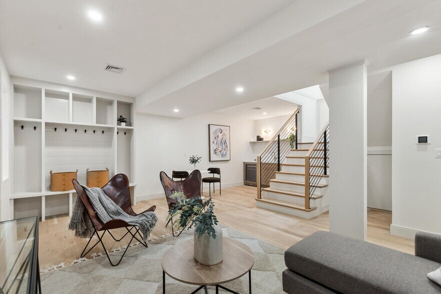 Building Photo - 8 Holly Ave