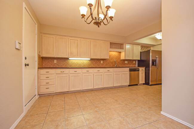Building Photo - 3 Bedroom Townhouse - Northwest Hills