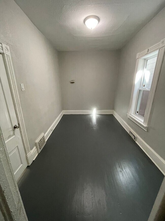 Building Photo - AVAILABLE June  - 1 BED 1 BATH Single Family Home!
