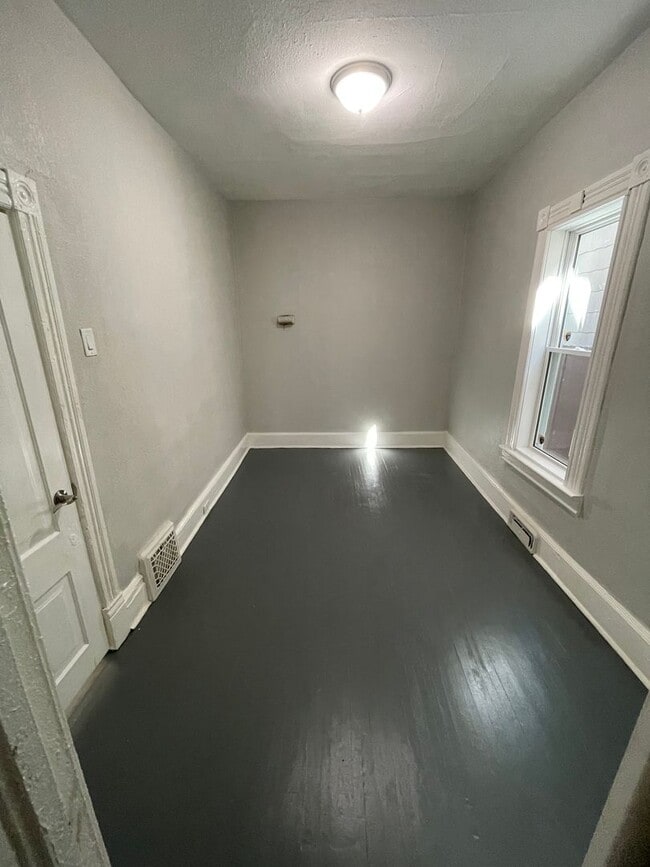 Building Photo - AVAILABLE March 1st!  - 1 BED 1 BATH Single Family Home!