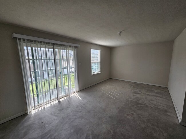 Building Photo - 3 Bedroom, 2.5 Bathroom Townhome, Available NOW