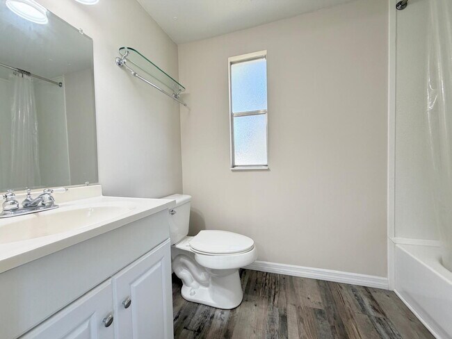 Building Photo - Move-In Ready 2-Bedroom 2 Bath home on One Acre!