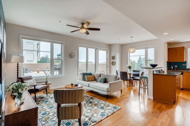 Building Photo - 2BDR Condo w/ AMAZING private patio & amenities!