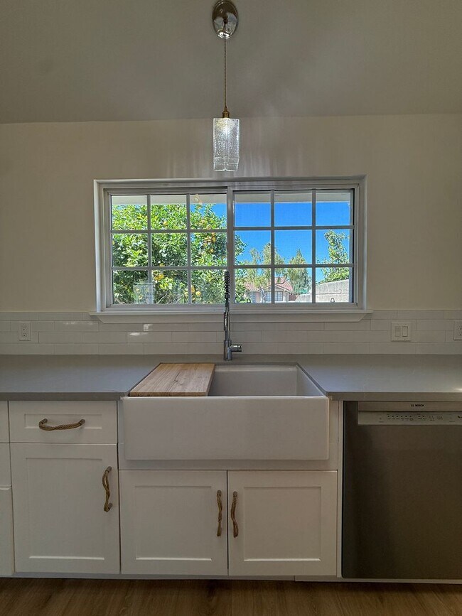 Building Photo - Beautifully Updated Single Story Custom Ho...
