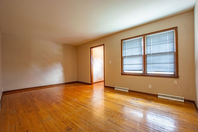 Building Photo - 2 Bedroom / 1 Bath Duplex off 36th and New...