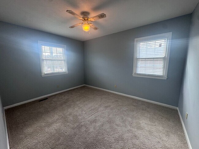Building Photo - 908 Rochester Dr