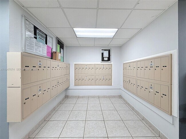 Building Photo - 1000 NE 14th Ave