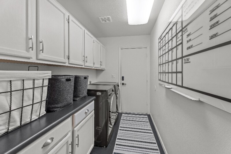 Building Photo - 3001 E Redwood Ln