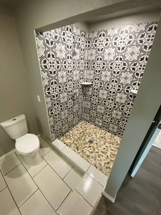 Building Photo - Gorgeous 3 Bed, 2 Bath Home with Modern Up...