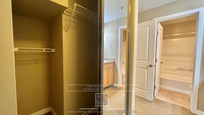 Building Photo - Charming One bedroom with Private terrace.