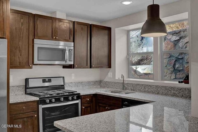 Building Photo - 4016 Camelot Heights Dr