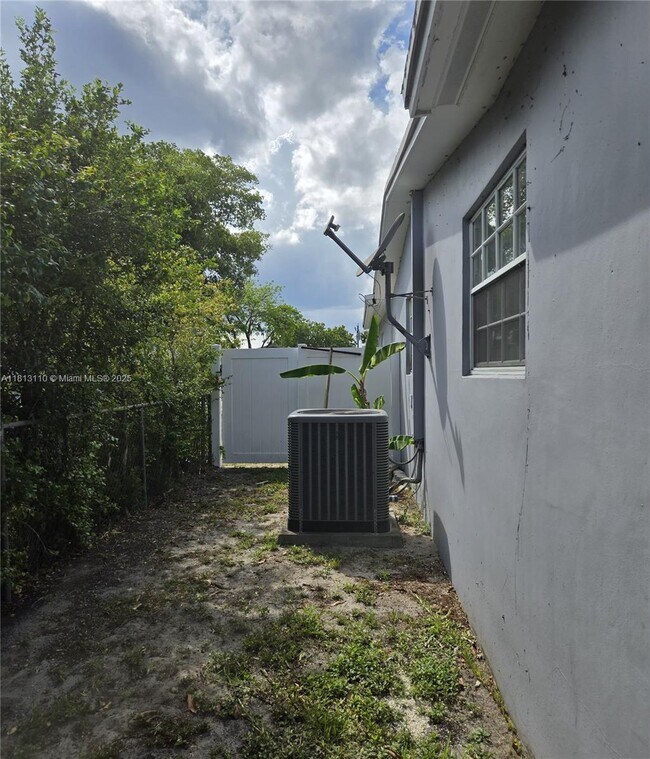 Building Photo - 611 SW 64th Way