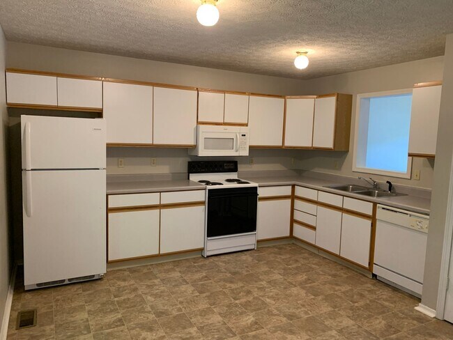 Building Photo - 3 bedroom, Spacious Townhouse: The Willows!