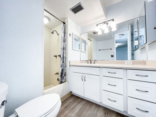 Building Photo - Centrally Located 2/1 with Parking!