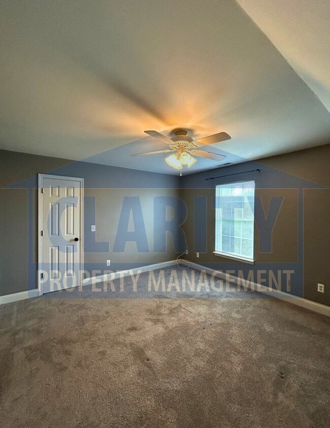 Building Photo - 3 bedroom home w/ fenced in backyard!