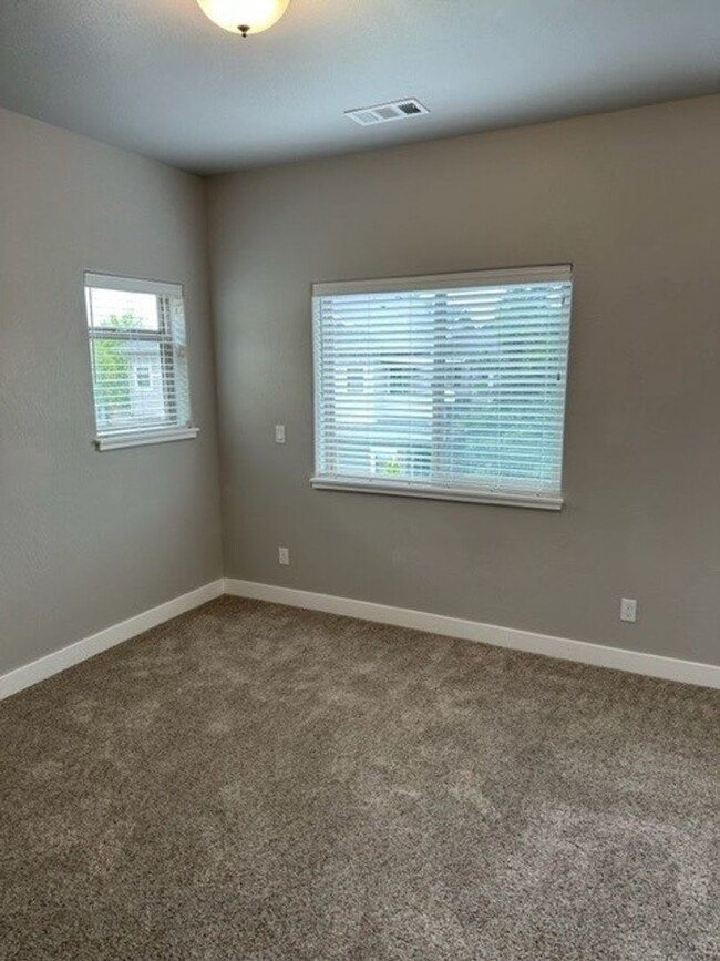 Building Photo - 2 Bedroom 2.5 Bath Townhome in desirable C...