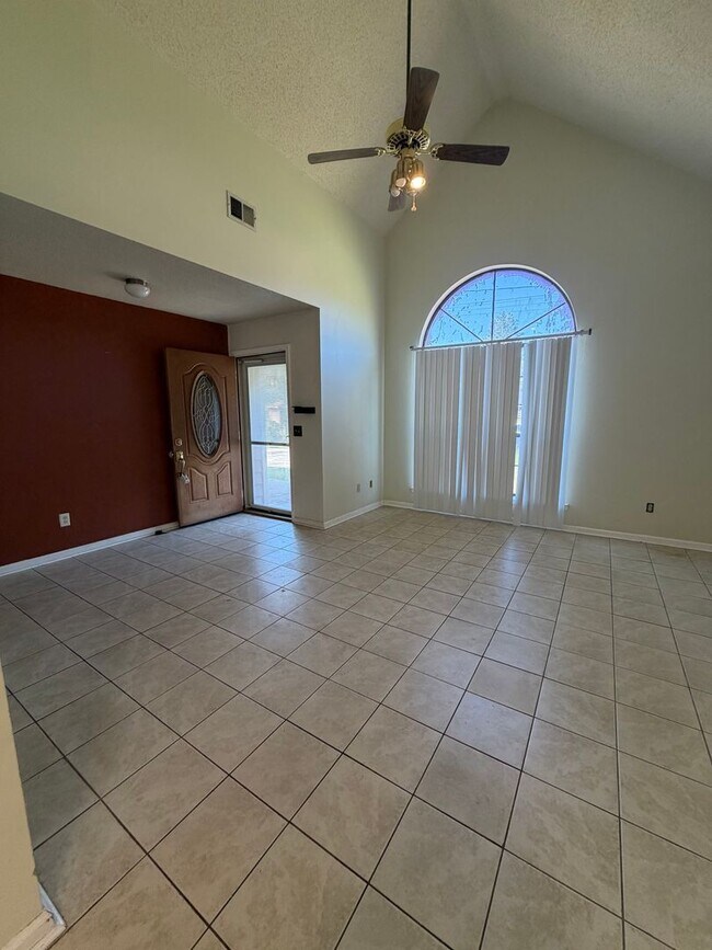 Building Photo - FOR RENT