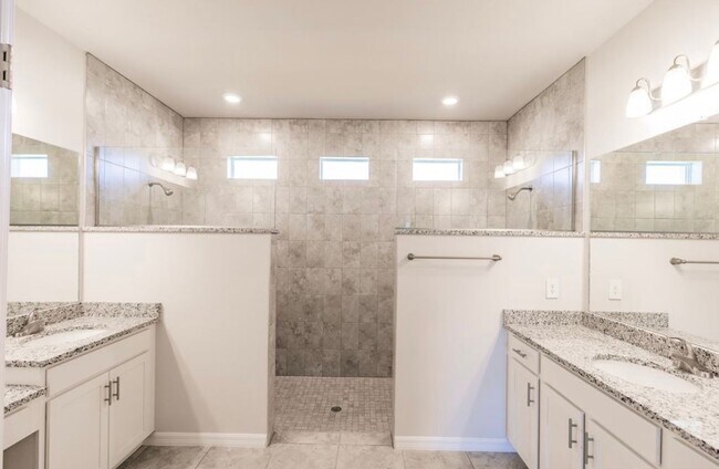 Building Photo - Coming Soon! Fenced 3 Bed, 2 Bath in Great...