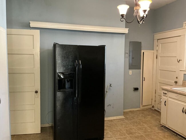 Building Photo - 623 N Nicholls St