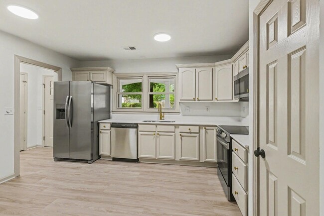 Building Photo - 100 English Rd