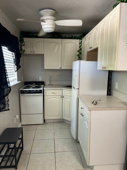 Kitchen - 205 Coral Rd