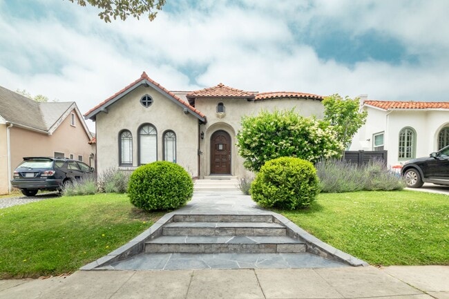 Primary Photo - 6 Bed 5 Bath House with Fully Converted Co...