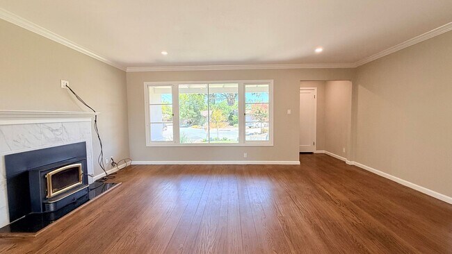 Building Photo - POETS CORNER GEM! Charming and One Of A Kind, 3BD/1BA on a Cul-de-sac Available NOW!