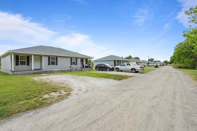 Building Photo - Minutes to Back Gate of Camp Lejeune!