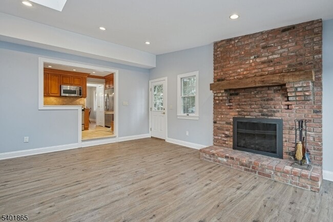 Building Photo - 16-21 Split Rock Rd