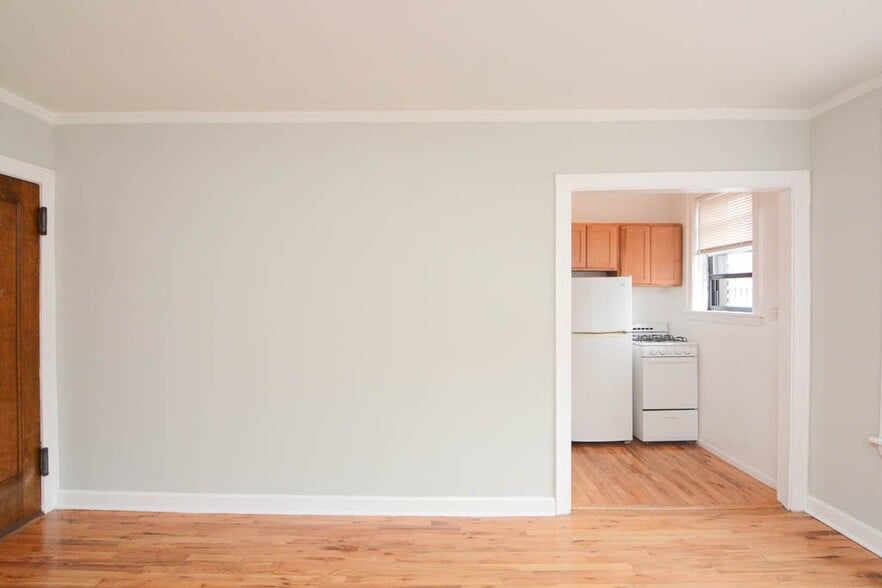 Building Photo - 744 W Belmont Ave